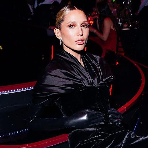 El look en terciopelo de Olympia de Grecia: rebajado y el próximo vestido favorito de las invitadas de invierno