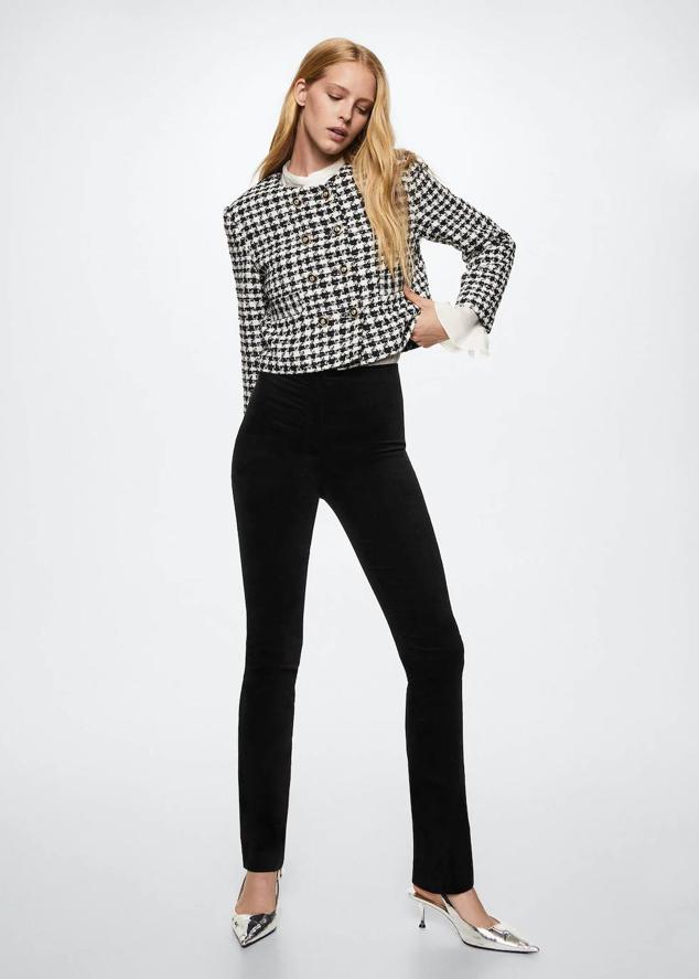 Pantalón en tejido de micropana elástico con perneras rectas y entalladas y tiro alto, de Mango. Hazte con el de rebajas por 22,99 euros.