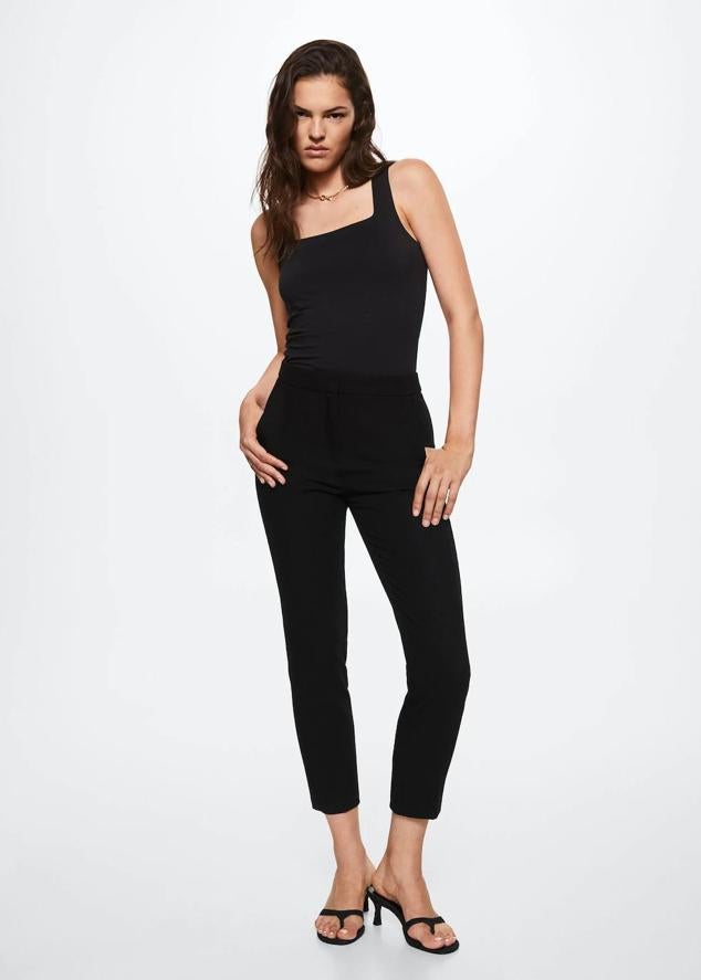 Pantalón tipo skinny con perneras entalladas, tiro alto, bajo cropped y bolsillos, de Mango. Cuesta 17,99 euros, con descuento.
