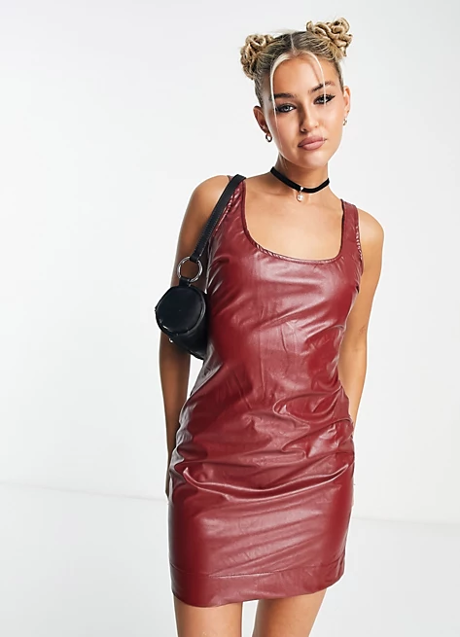 Imagen - Vestido corto morado fruncido de tejido efecto cuero de Rebellious Fashion, 55,99€.