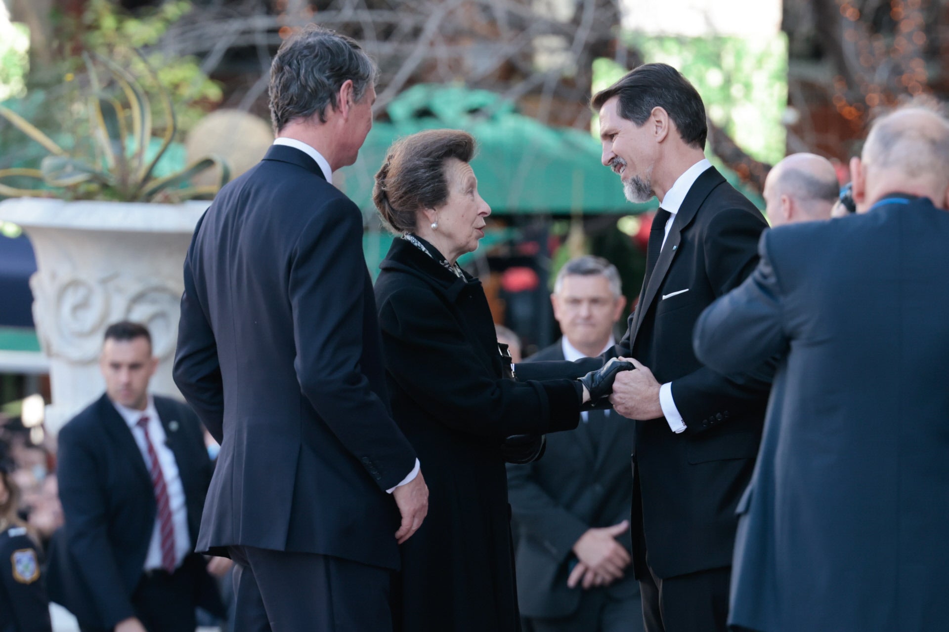 Aunque en un principio se rumoreó que asistirían Kate Middleton y Guillermo, al final ha sido Ana de Grecia la que ha acudido al funeral de Constantino de Grecia en representación de la familia real británica.