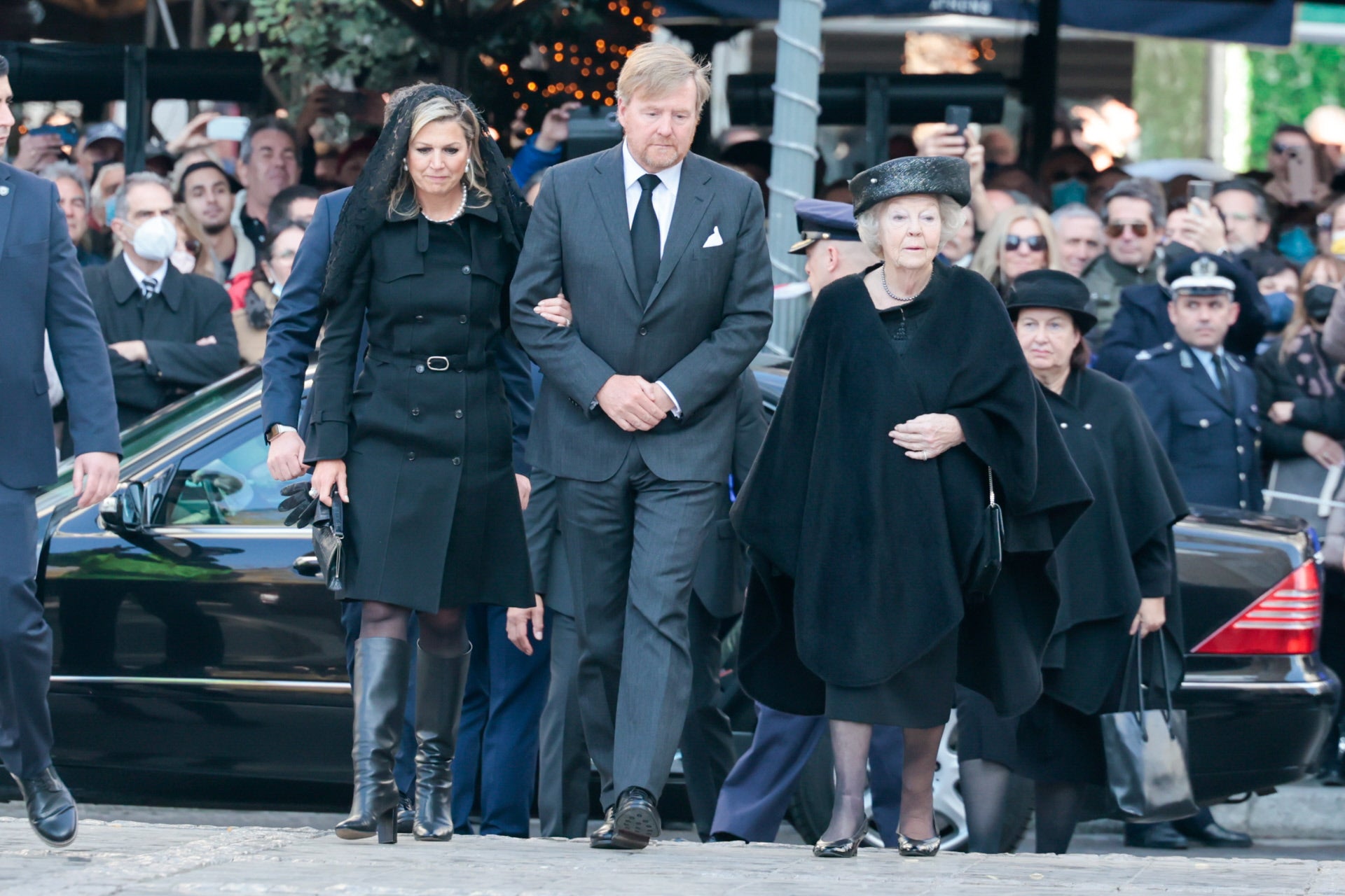 Máxima de Holanda junto al rey Guillermo y la reina Beatriz a su llegada al funeral de Constantino de Grecia.