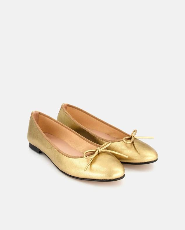 Bailarinas planas con punta redondeada, detalle de lazo y acabado metalizado dorado, de LT. Las comprarás en rebajas a 34,50 euros.