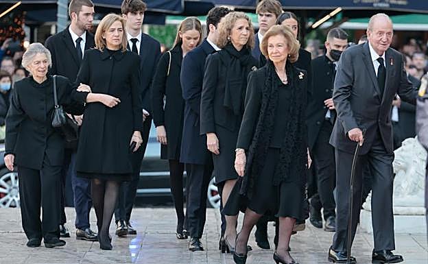 La familia real española en pleno en el funeral del rey Constantino de Grecia