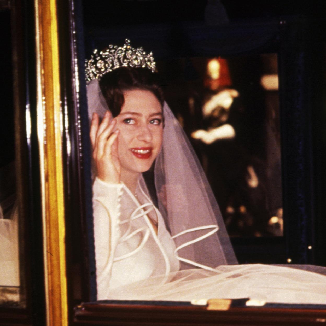 La princesa Margarita llevó la famosa tiara Poltimore en su boda con el fotógrafo Antony Armstrong-Jones; en 1960. 