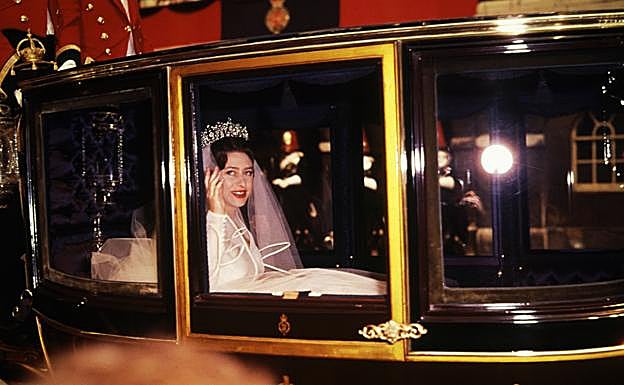 La princesa Margarita llegó a la ceremonia de su boda en la abadía de Westminster en la carroza real. 