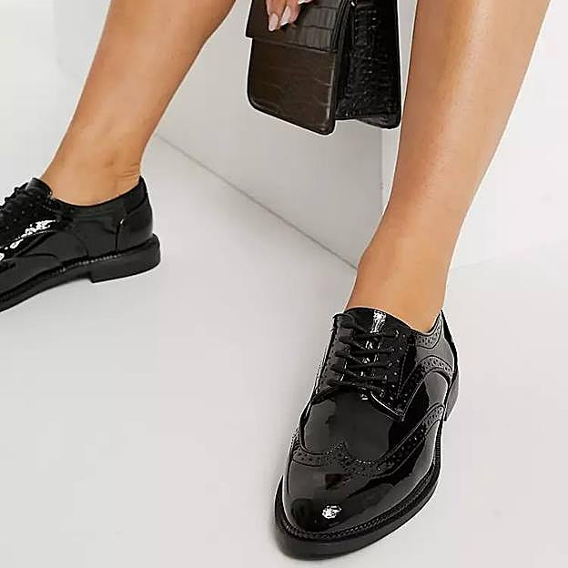 Zapatos oxford de charol con picados