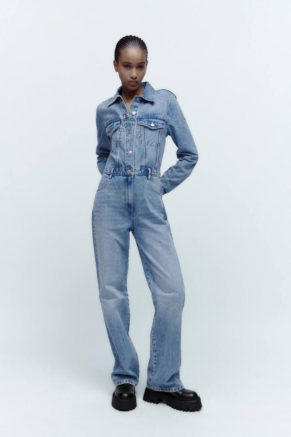 Mono largo en tejido denim con cuello solapa, manga larga, perneras rectas, trabillas y bolsillos, de Zara. Está disponible rebajado a 19,99 euros.