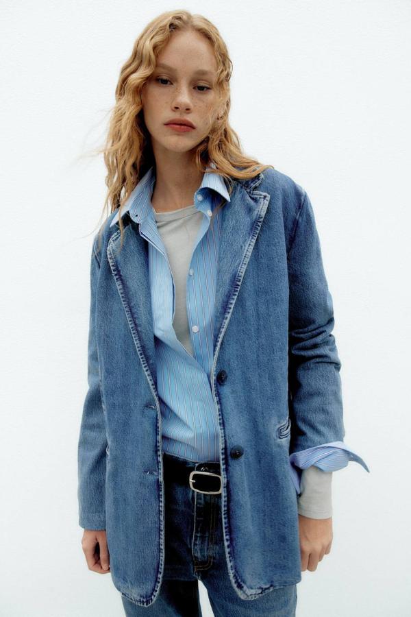 Blazer en tejido denim con cuello solapa con muesca, manga larga, bolsillos y cierre de botones, de Zara. Te costará 19,99 euros, en rebajas.