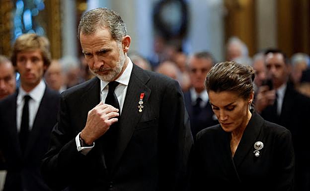 Los reyes Felipe VI y Letizia se sentaron en primera fila y alejados del resto de la familia en el funeral del Constantino de Grecia en la Catedral Metropolitana de Atenas. 