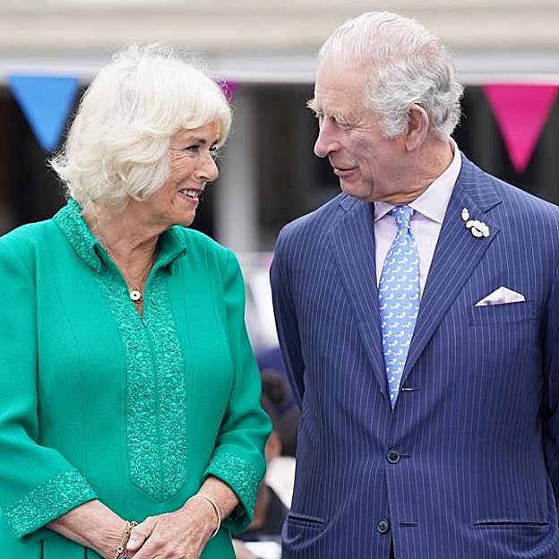 Camilla Parker Bowles y Carlos III se miran con complicidad.