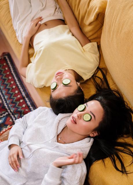 Imagen - Mujeres con pepino en los ojos/PEXELS
