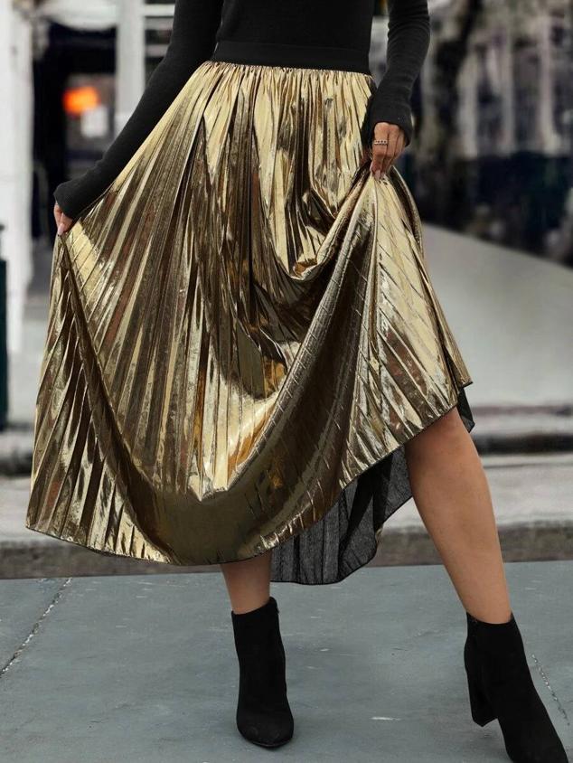 Falda midi plisada confeccionada en tejido con acabado metalizado, en dorado, de Shein. Cuesta 13,49 euros, rebajada.