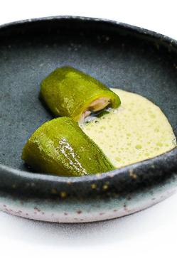 Imagen secundaria 2 - Arriba, la barra y el comedor del restaurante de Pedro Sánchez. Abajo, el plato Remolacha con vinagre de rosas y Ostra Ile D'Oleron /Pimiento verde.