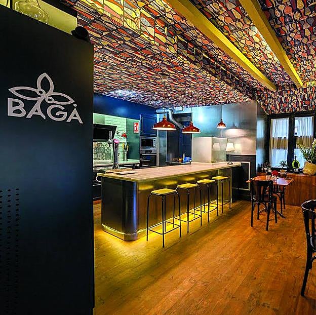 Imagen principal - Arriba, la barra y el comedor del restaurante de Pedro Sánchez. Abajo, el plato Remolacha con vinagre de rosas y Ostra Ile D'Oleron /Pimiento verde.