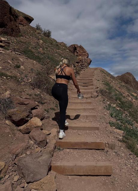 Imagen - Mujer subiendo escaleras empinadas/@TWELVETHREETHIRTY