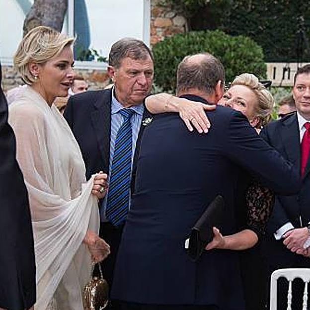 Los padres de Charlène, saludan cariñosos a Alberto II en presencia de su hija.