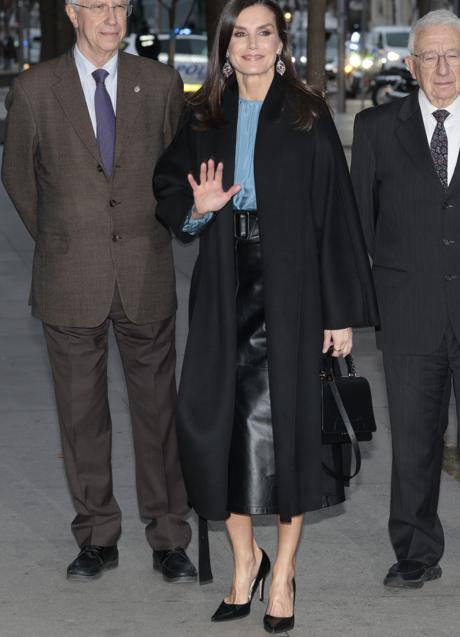 Imagen - La reina Letizia con una falda midi de efecto piel. / GTRES
