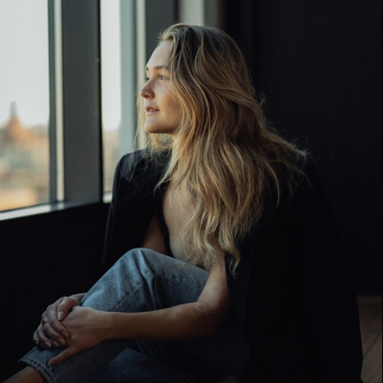 Mujer mirando por la ventana 