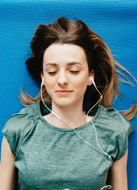 Imagen - Mujer escuchando música respirando/PEXELS