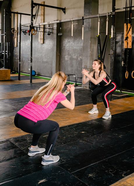 Imagen - Mujeres haciendo sentadillas/PEXELS