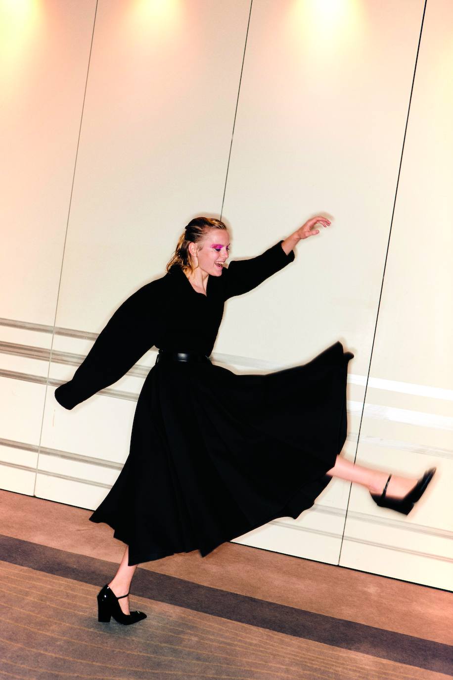 Jersey, falda, cinturón y salones, de Prada.