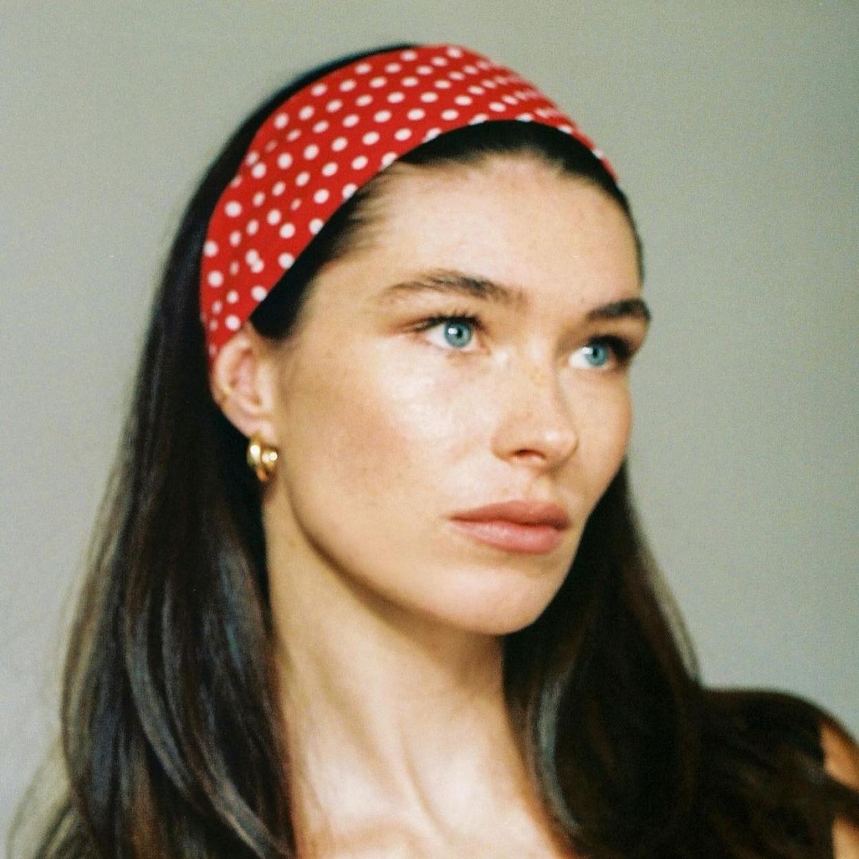 Una modelo con cinta ancha en el cabello.