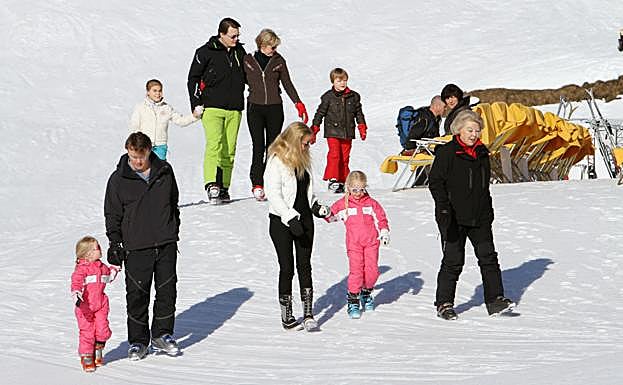 Friso de Holanda, su mujer, sus hijos y la reina Beatriz, en la estación de Lech, en Austria, el mismo sitio donde un año después sufrió su trágico accidente mortal.