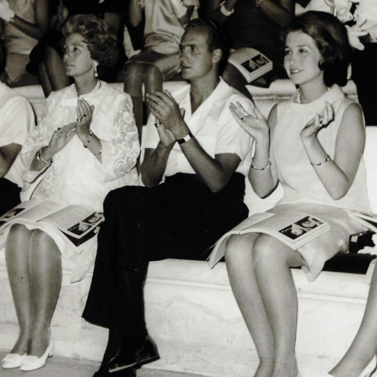 La reina Federica de Grecia junto al rey Juan Carlos y la reina Sofía.