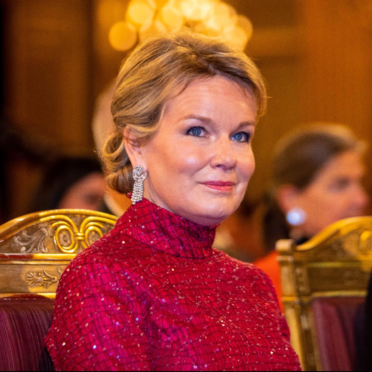 Matilda de Bélgica con vestido rosa en una cena de gala.