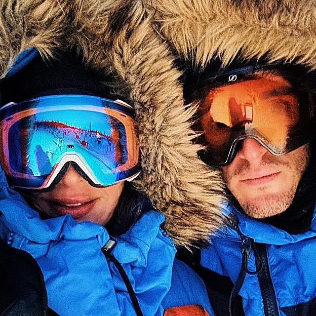 Tamara Falcó e Íñigo Onieva quisieron mostrarse unidos como siameses en la escenificación de su reconciliación en Laponia. 