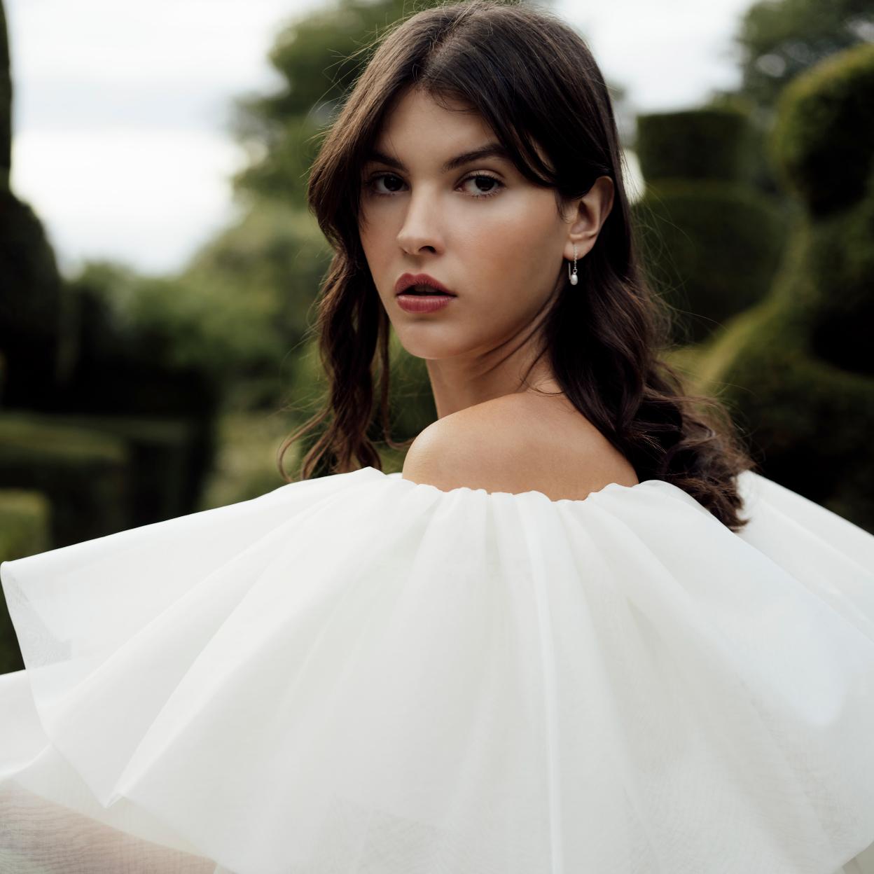 Una mujer con vestido blanco.