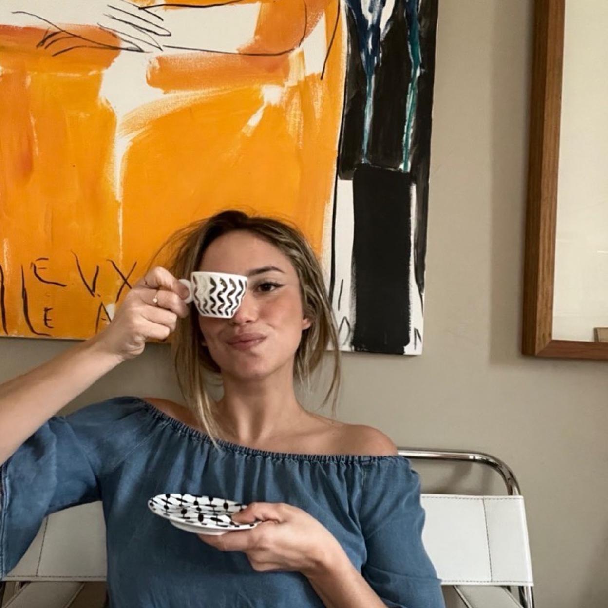 Influencer Celia Somoza con taza de té