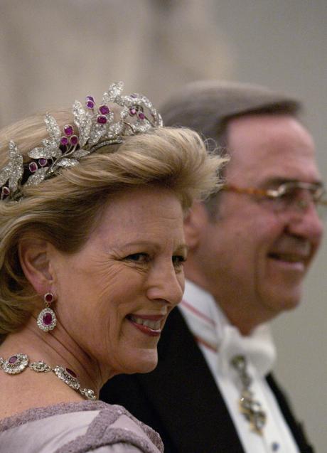 Imagen - La reina Ana María con el conjunto de hojas de olivo.