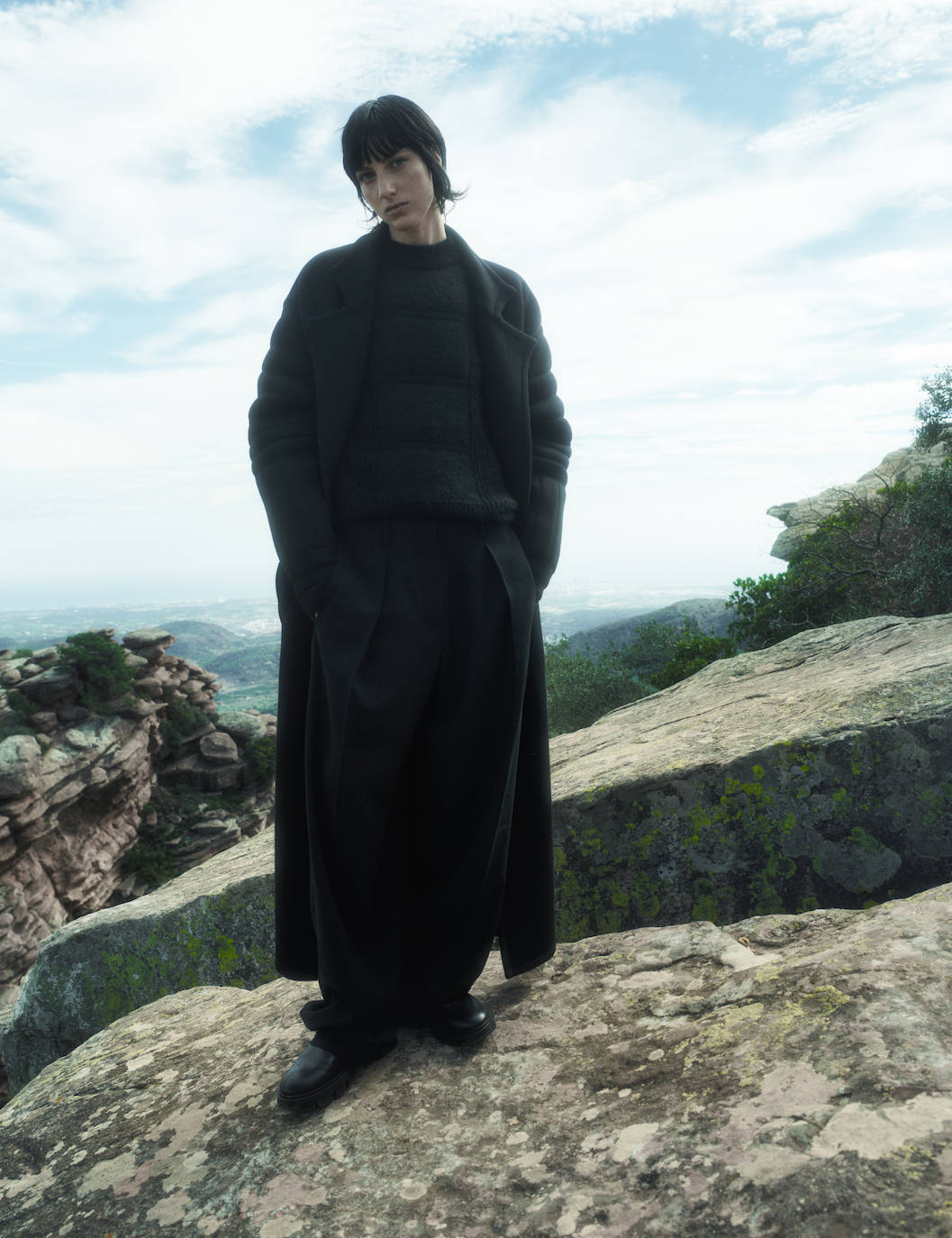 Abrigo y jersey de Max Mara, pantalón de Brunello Cucinelli y botas de Geox.