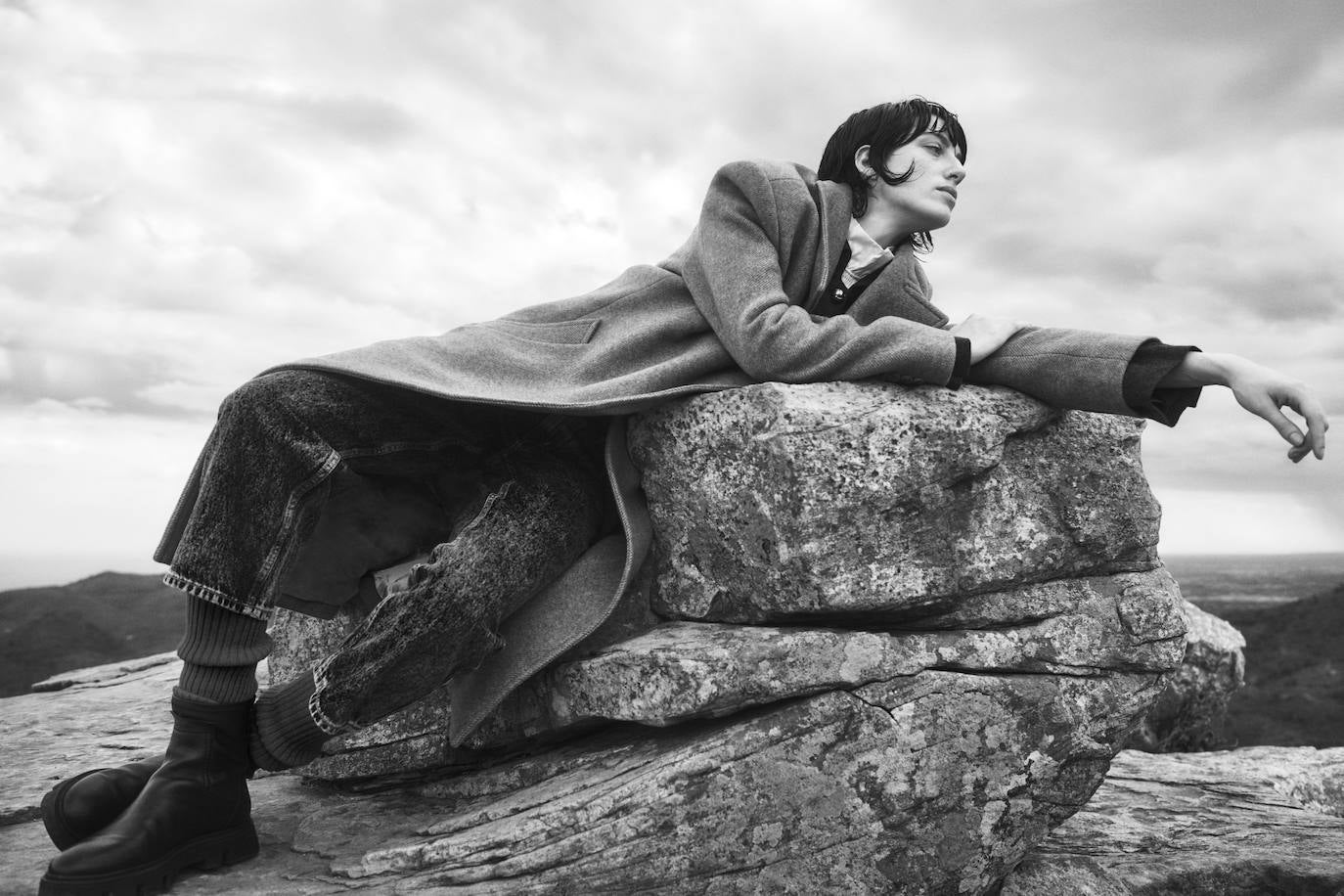 Abrigo de Sandro, camisa de María de la Orden, chaqueta de Emporio Armani, vaqueros de American Vintage, calentadores de Ramón Gurillo y botas de Geox.