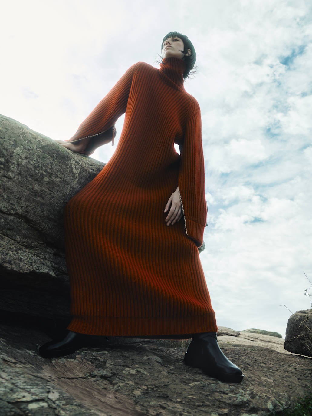 Vestido de punto, de Max Mara; y botas de Tod’s.