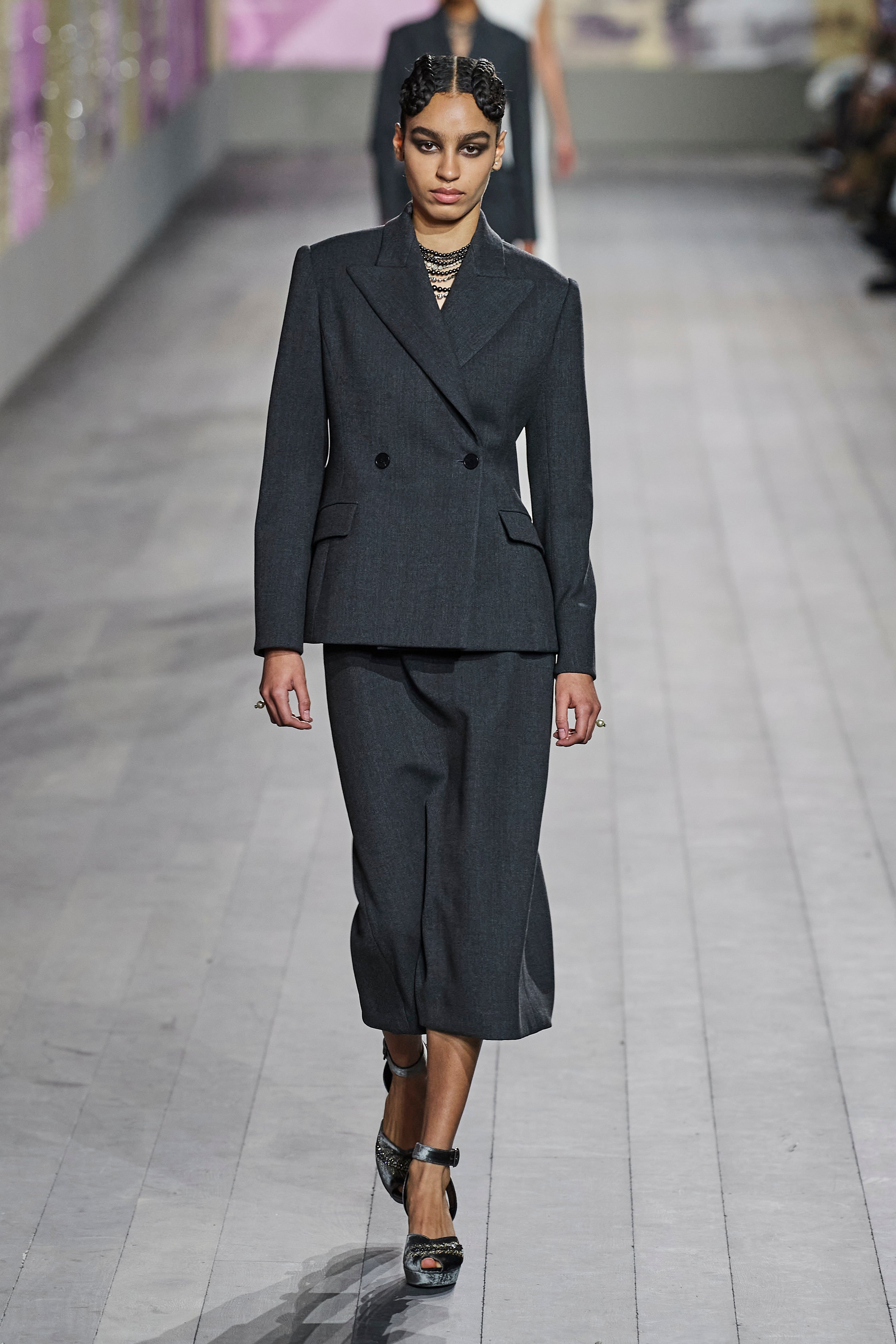 Frente a la fantasía salvaje de Schiaparelli, la elegancia más clásica ha reinado en el desfile de Dior. Maria Grazia Chiuri hace una nueva revisión al new look de la maison, y el resultado no puede ser más increíble.