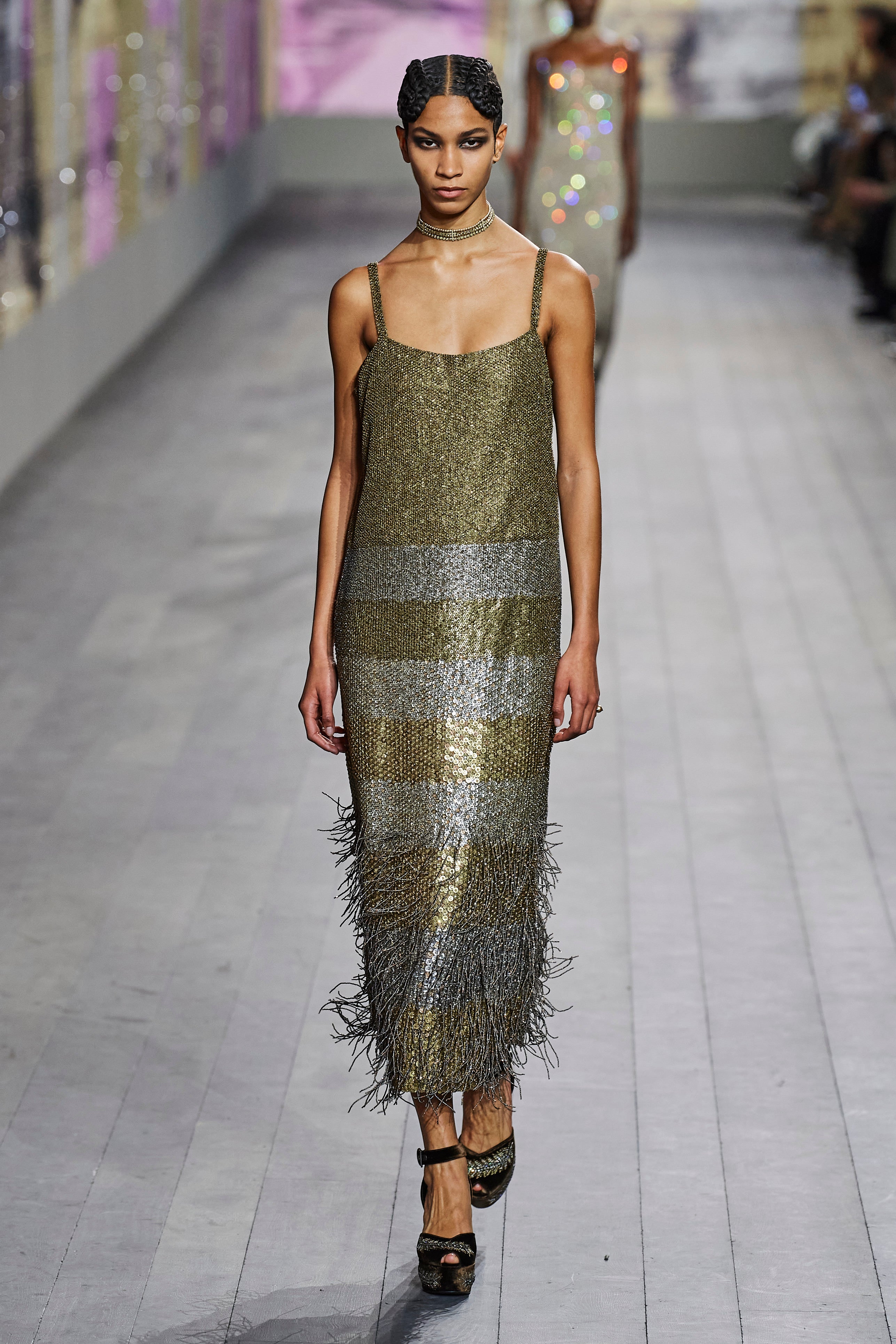 La estética retro ha reinado en el desfile de Dior, con vestidos joya como esta maravilla que no nos extrañaría ver dentro de poco en la alfombra roja.