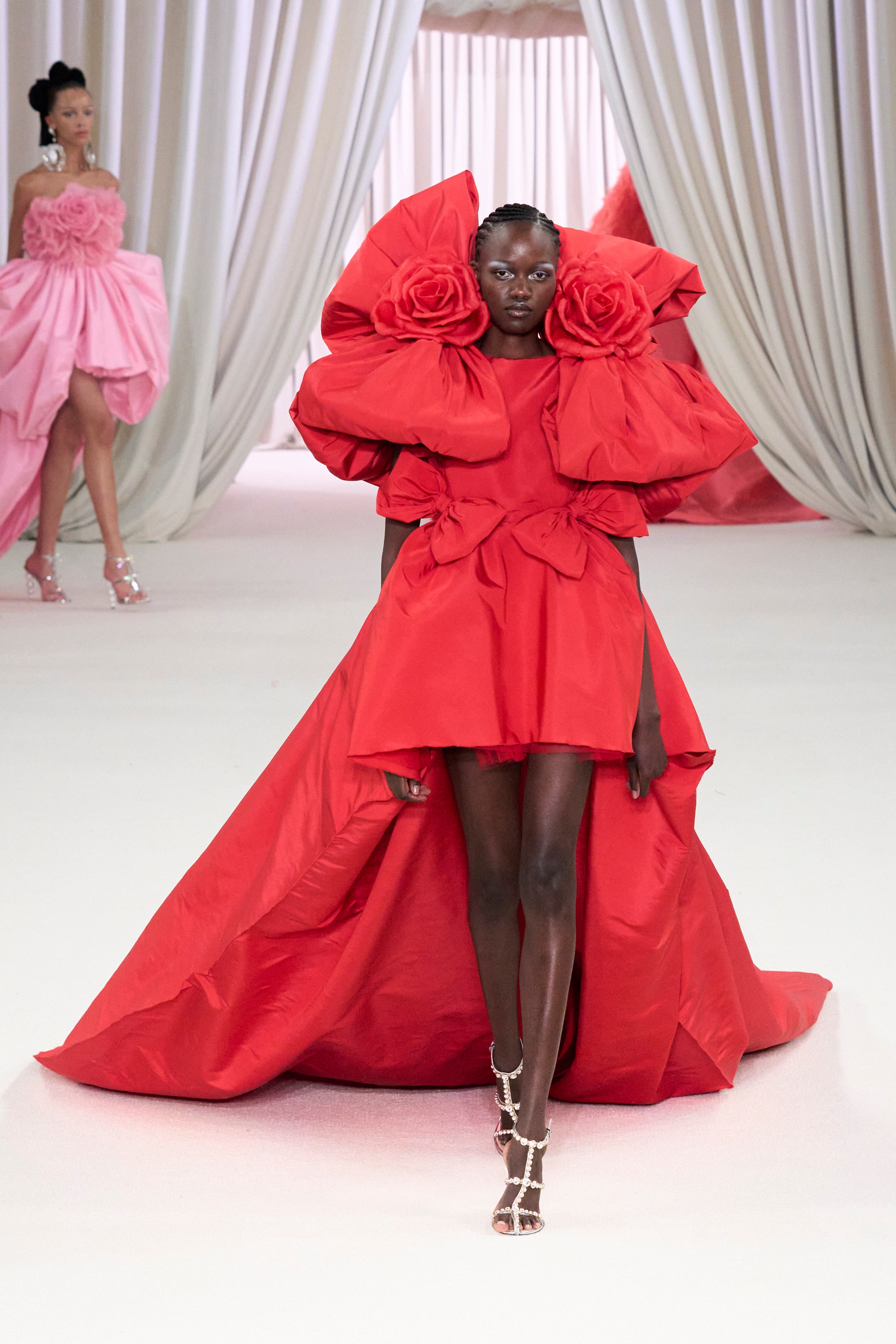 Giambattista Valli sabe cuál es la fórmula mágica de su éxito y también como ir reinventándola temporada tras temporada para crear looks con una estética de lo más reconocible que maravillan en la pasarela y triunfan en la alfombra roja.