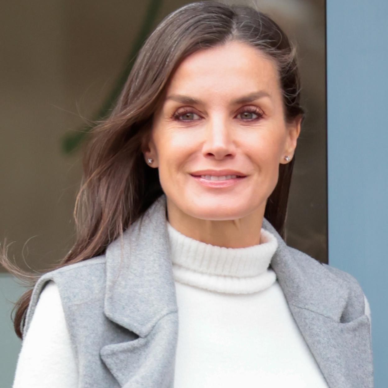La reina Letizia acudió a su primera reunión con al Asociación Española contra el Cáncer con un original traje pantalón con chaqueta chaleco y zapato bajo. 
