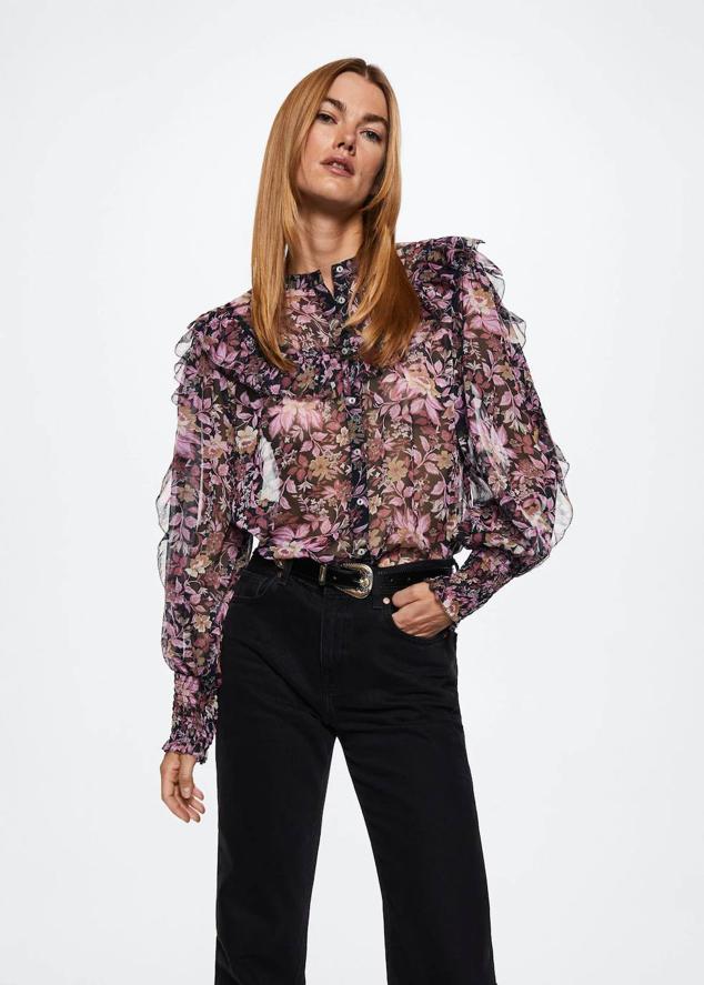 Blusa en tejido semitransparente con floral print, manga larga, cuello redondo y volantes, en morado, de Mango. Cómprala de rebajas a 19,99 euros.