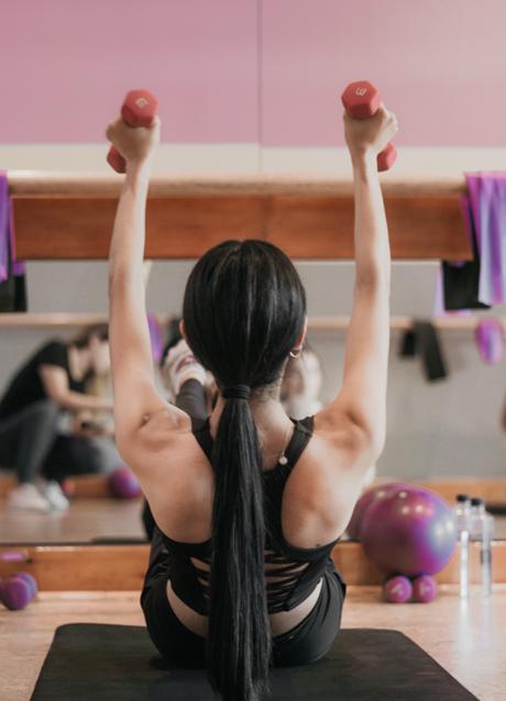 Imagen - Mujer haciendo abdominales/PEXELS