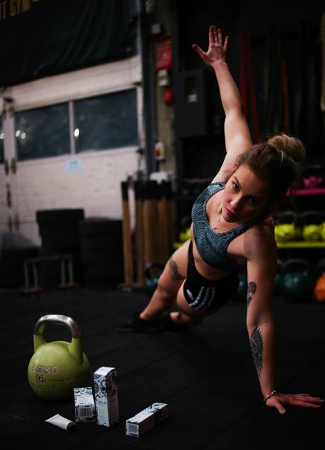 Imagen - Mujer haciendo plancha lateral/PEXELS