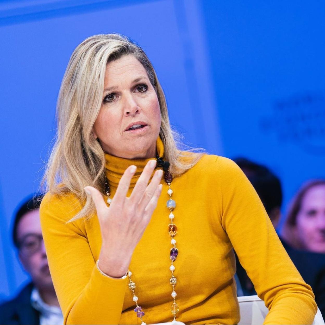 La reina Máxima de Holanda con jersey de cuello alto.