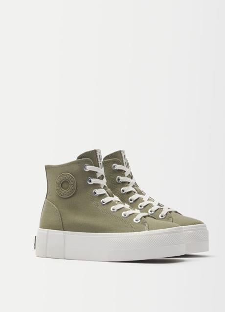 Imagen - Zapatillas de caña alta en color verde y plataforma de Bershka. Foto: Bershka.