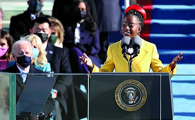 El 21 de enero de 2021, durante la toma de posesión del presidente Joe Biden, en la escalera del Capitolio, en Washington DC, cuando recitó su poema La colina que ascendemos.