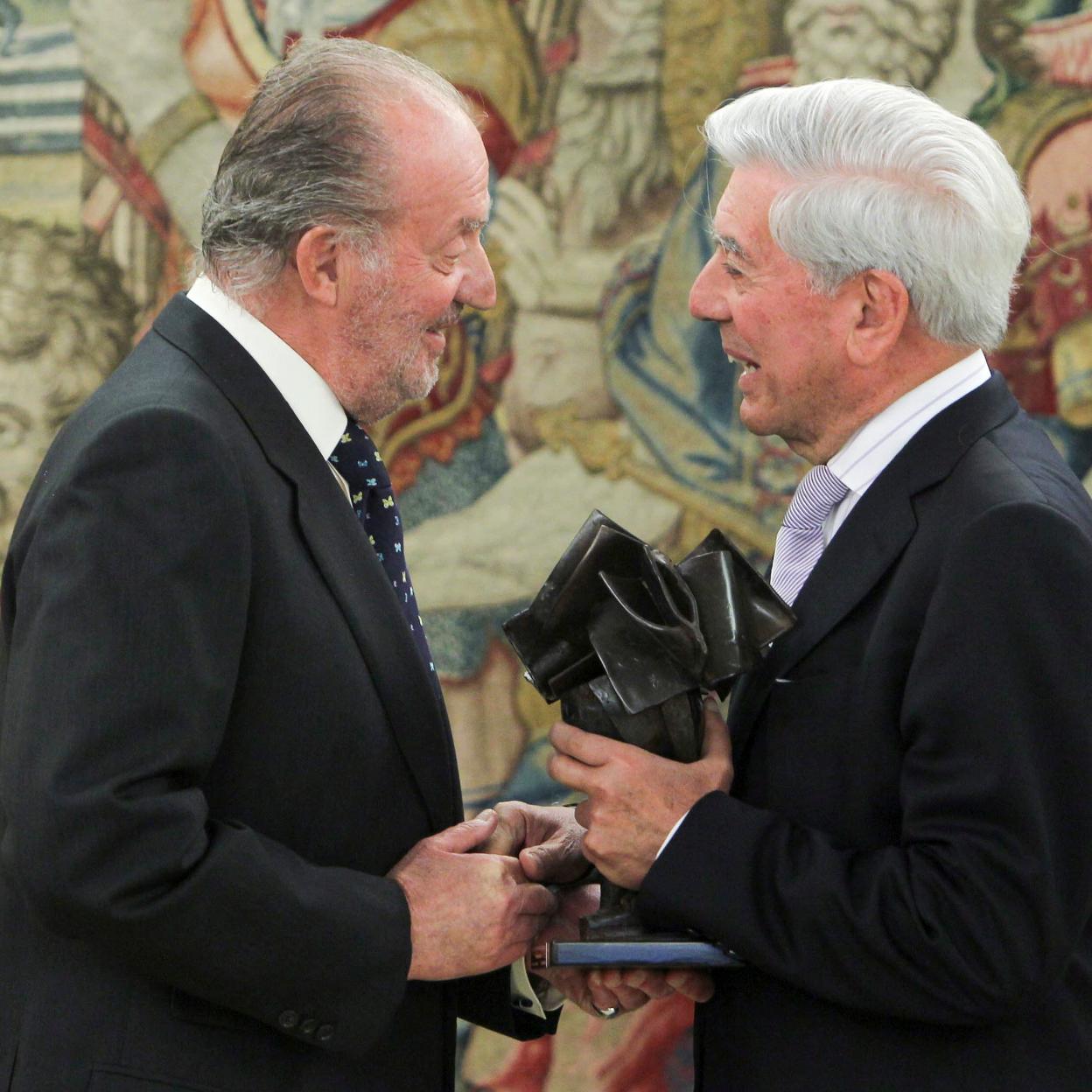Juan Carlos I y Mario Vargas Llosa.