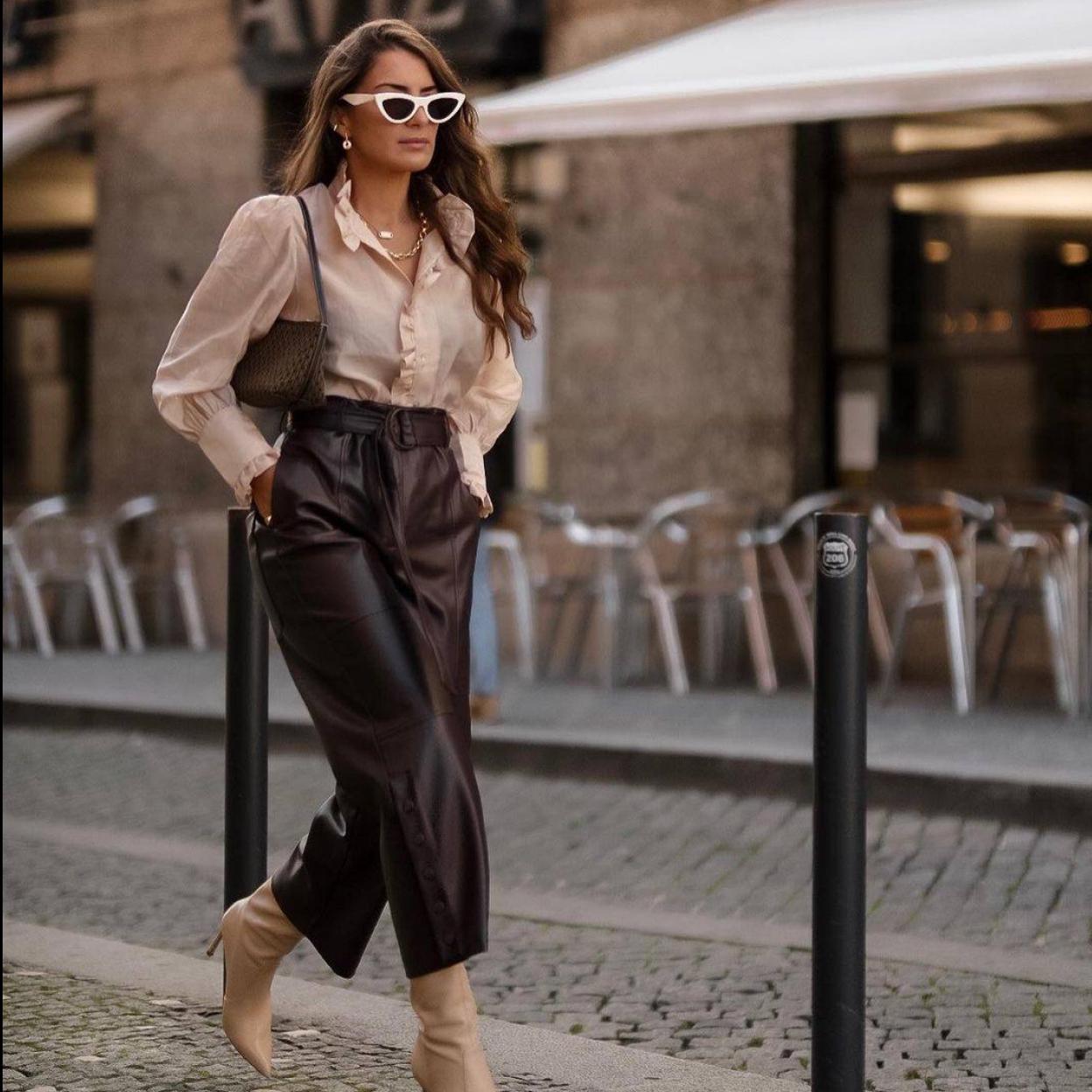 La influencer lleva unos pantalones efecto piel con cinturón que afinan su figura