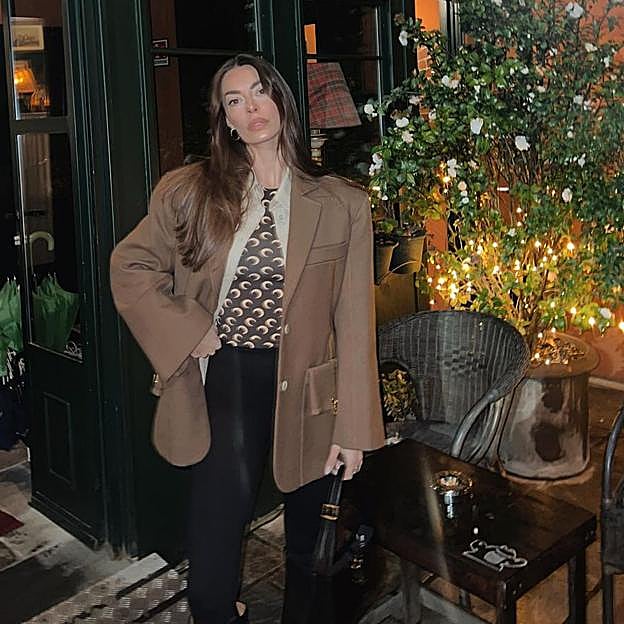 Las más elegantes se han enamorado de estas camisas diferentes que rejuvenecen, dan la vuelta a cualquier look y son preciosísimas​